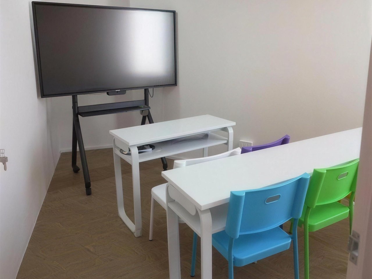 Tian Yun classroom with an interactive screen and small-group seating