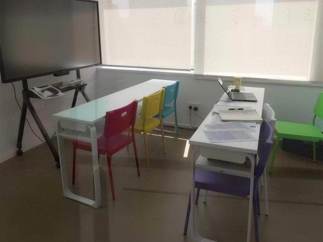 Tian Yun classroom with a whiteboard, desks and colourful chairs